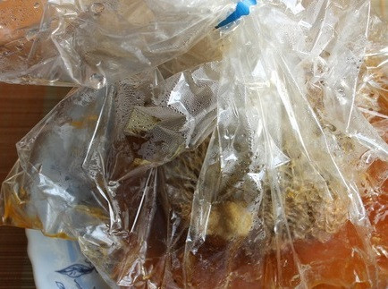 1. Этап. Мясо с айвой в мультиварке: 6. После окончания процесса аккуратно достать мясо из рукава. Образовавшийся мясной сок можно использовать в качестве подливки для гарнира.