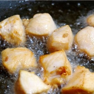 1. Этап. Зеленое карри из курицы с ананасами: В воке разогреваем масло. В раскаленном масле небольшими порциями (чтобы кусочки именно обжаривались, а не тушились) обжариваем кусочки курицы - буквально по 1 минуте с каждой стороны. Небольшими порциями обжариваем все имеющееся мясо.