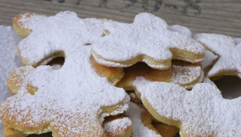 1. Этап. Творожное печенье для детей: Противень смажьте маслом и уложите на него печенье. Запекайте в течение 15 минут, а готовые изделия посыпьте сахарной пудрой.