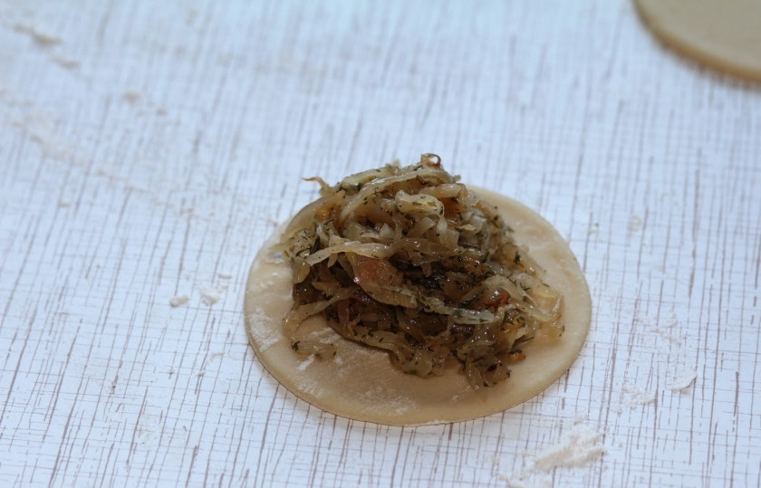 1. Этап. Вареники с квашеной капустой: В середину каждого кружочка выкладываем начинку из квашеной капусты.