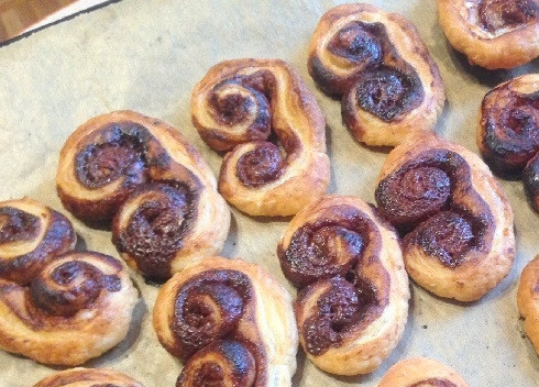 1. Этап. Печенье Слоновьи ушки: И выпекаем в разогретой до 200 градусов духовке. Я выпекала с вентилятором минут 10-12. Не уходите далеко от плиты, печенья пекутся быстро! Я вот не уследила, и печенья, которые были с краю, немножко подгорели :(