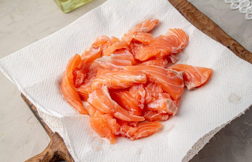 1. Этап. Малосольный лосось за 15 минут: По истечении времени выложите рыбу на бумажное полотенце и просушите.