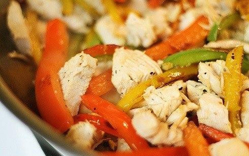 1. Этап. Куриный Альфредо: Далее на сковородку добавляем оливковое масло, кладем красные, желтые, зеленые перцы, обжариваем их на среднем огне около 6 минут, затем добавляем нарезанные кубиками кусочки куриного филе, перемешиваем, заливаем соусом и держим на огне около 5 минут. Далее пасту раскладываем порциями по тарелочкам и сверху закрываем их курицей, перцами и соусом. Готово!