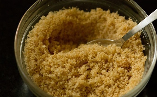 1. Этап. Паста с сырным соусом: Растопите ложку масла и смешайте его с сухарями, отставьте пока.