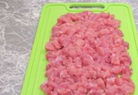 1. Этап. Мясной пирог на скорую руку: Сырое мясо очистить от прожилок и нарезать мелкими кубиками.