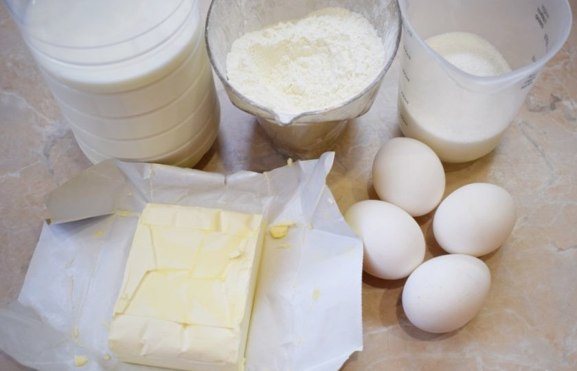 1. Этап. Банановый торт со сметанным кремом: Чтобы приготовить вкусный торт с бананами, первым делом необходимо испечь бисквит. Для готовки бисквита подготовьте все необходимые ингредиенты. Муку просейте через сито.