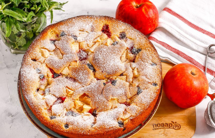 1. Этап. Пирог с яблоками и ягодами: Присыпьте пирог сверху сахарной пудрой или подайте его со сладкими соусами и напитками.