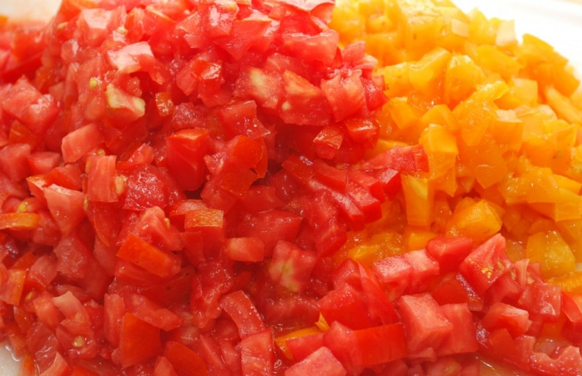 1. Этап. Гаспачо: 2. Предлагаю снять с помидоров кожицу, для этого вырежьте плодоножку, надрежьте верхушку крест накрест и опустите на пару минут в кипяток. Кожица легко сойдет. Помидоры мелко нарежьте.