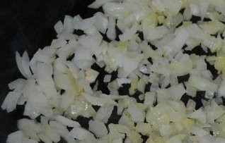 1. Этап. Печеночные блины с морковкой: Пока приготовьте начинку. Лук почистите и мелко нарежьте, пассеруйте его в масле до прозрачности. Морковь натрите на большой тёрке и добавьте к луку. Жарьте до золотистого цвета, затем оставьте остывать.