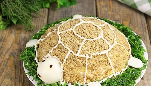 1. Этап. Салат Черепаха с яблоками и сыром: 13. Осталось только украсить нашу черепаху, сделав голову и лапки из отложенного ранее белка. Панцирь нарисуйте тонкой линией майонеза. Здорово? Оставьте салат до подачи на пару часов, чтобы он хорошо пропитался.