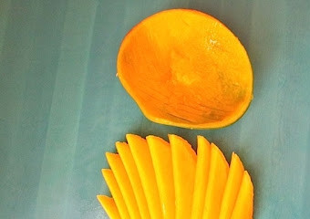 1. Этап. Салат с манго: Получаются вот такие красивые дольки манго.