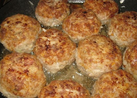 1. Этап. Мясные шарики: Сформируем из фарша мясные шарики, периодически смачивая руки водой, чтобы фарш не прилипал к рукам, и обжариваем на растительном масле на сковороде со всех сторон.