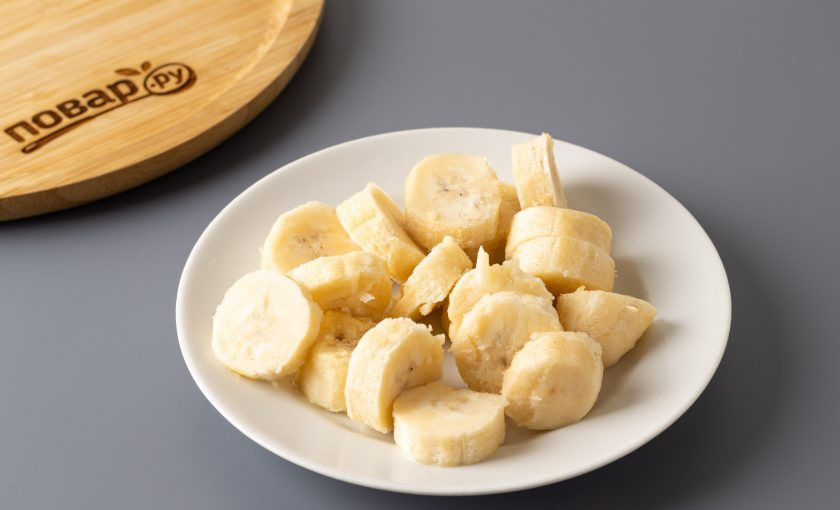 1. Этап. Мангово-кокосовый смузи: Замороженный банан нарежьте кружочками.