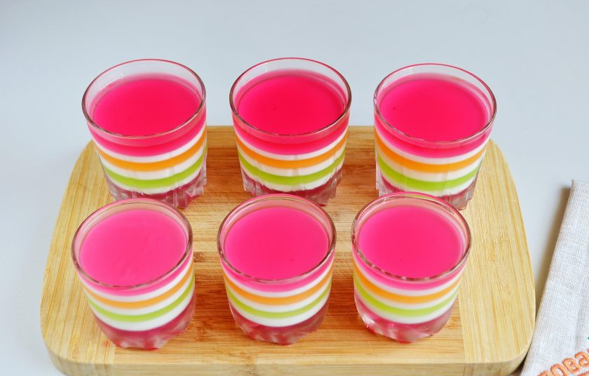 1. Этап. Слоеное желе в стаканчиках: 6. Чередуйте слои до тех пор, пока стаканчики не будут полными.