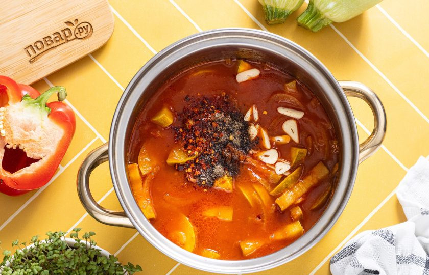 1. Этап. Лечо из кабачков без стерилизации: Затем добавьте очищенный и порезанный пластинами чеснок, а также молотый перец чили и черный перец.