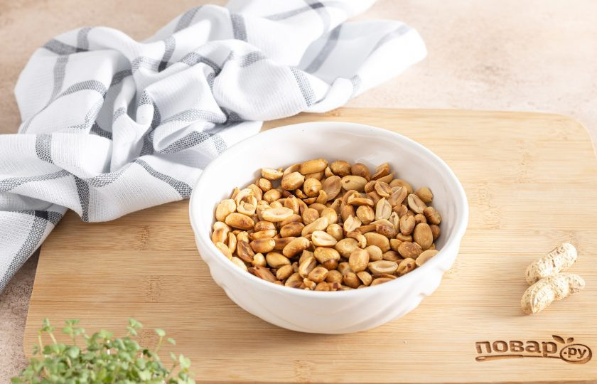 1. Этап. Арахис с солью на сковороде: Слегка остудите арахис, затем отшелушите орехи руками от шкурок.