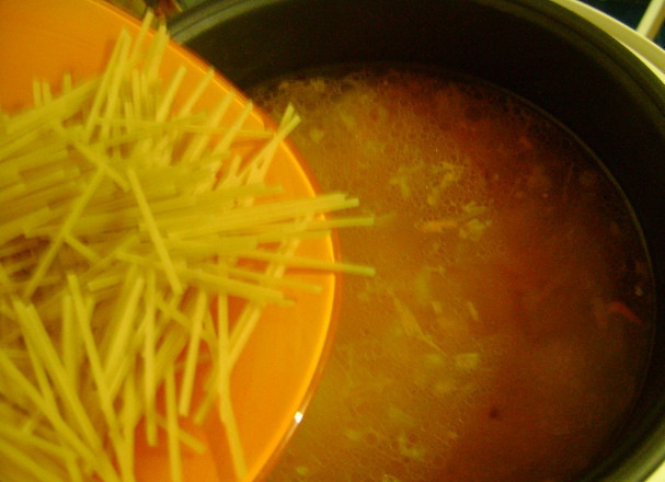 1. Этап. Суп с вермишелью в мультиварке: За пару минут до готовности супа выкладываем в мультиварку вермишель.