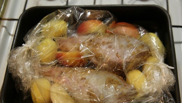 1. Этап. Голени индейки в духовке: 5. Духовой шкаф разогреваем до 200 градусов, отправляем в него голени с очищенными овощами на два часа.