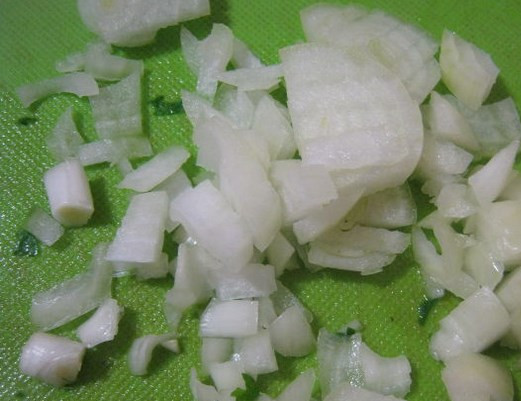 1. Этап. Нежные котлеты из фарша: Лук измельчите.
