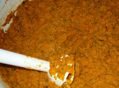 1. Этап. Кабачковая икра без томатной пасты: Дальше добавим давленые томаты и майонез. Перемешаем, добавим перец и специи. Тушим еще полчаса.