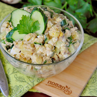 Салат из рыбных консервов с огурцом