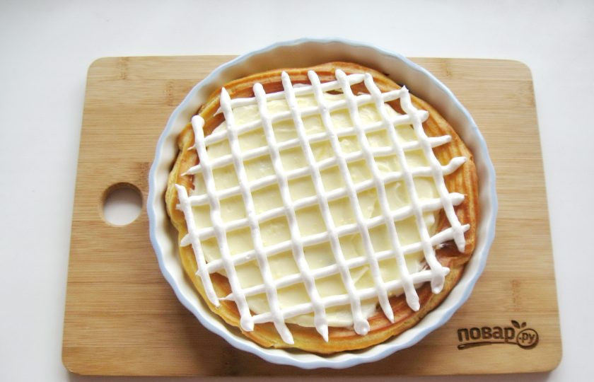 1. Этап. Торт Сент-Оноре: С помощью кулинарного мешка нанесите сеточку из оставшихся белков на крем.