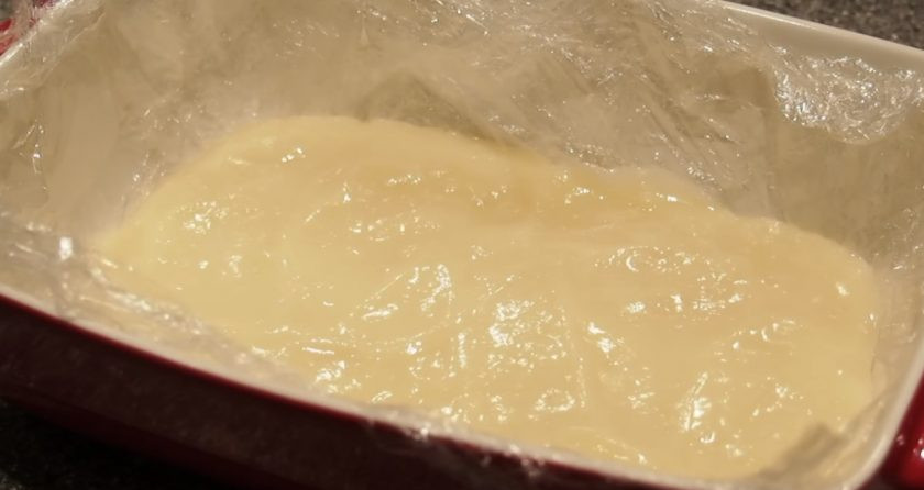 1. Этап. Муссовый торт Рафаэлло: Мусс перелейте в форму, застеленную пищевой пленкой, и отправьте в морозильную камеру на 1 час.