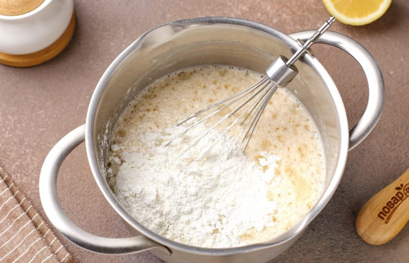 1. Этап. Блинчики хрустящие: Добавьте крахмал.