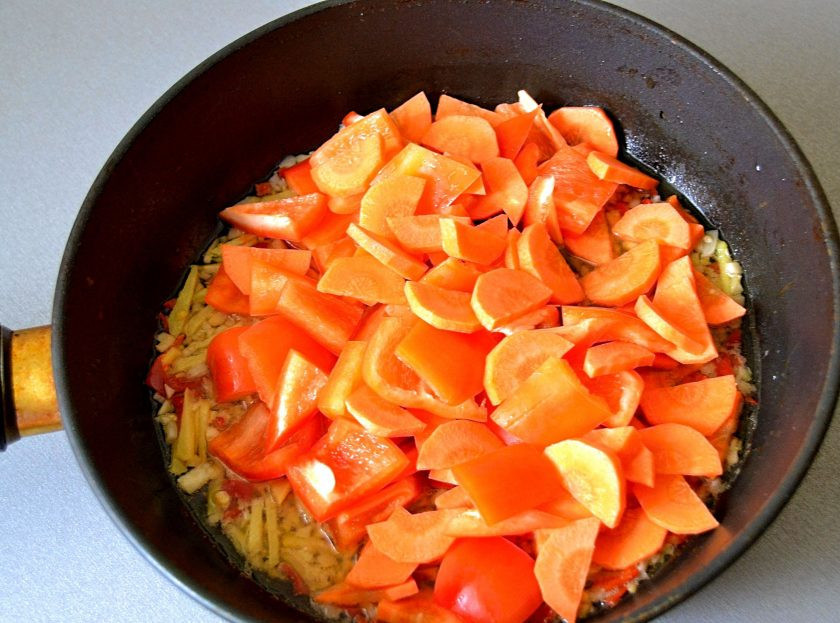 1. Этап. Кальмары в чесночном соусе: Добавьте овощи и тушите до готовности.