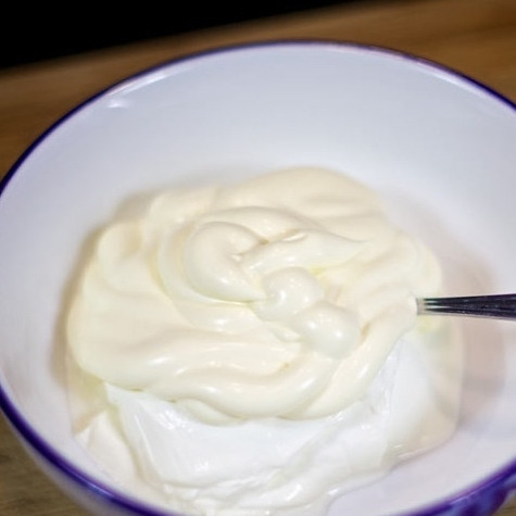 1. Этап. Дип из сыра фета: Туда же добавляем майонез.