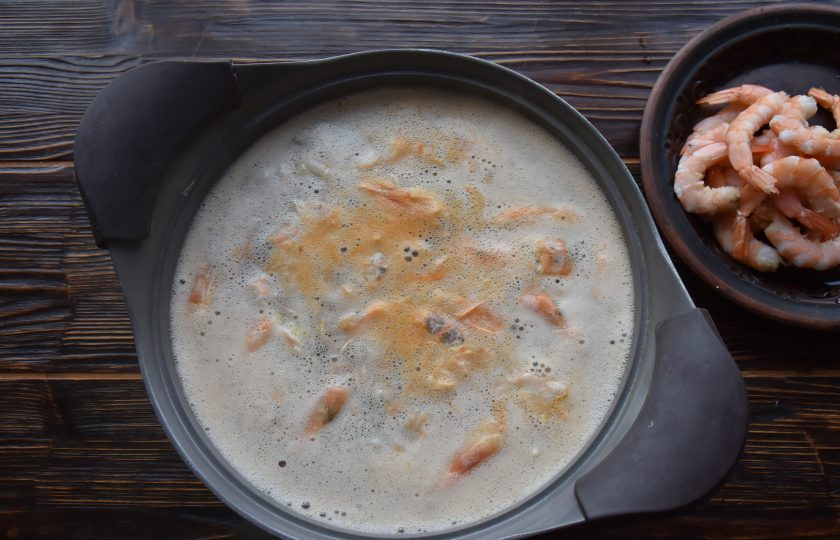 1. Этап. Том ям рецепт с морепродуктами: Очистите креветки от головы и панциря. Головы и панцирь используются для приготовления бульона. Промойте их под проточной водой, залейте 1,5 литрами воды и отварите в течение 15 минут.