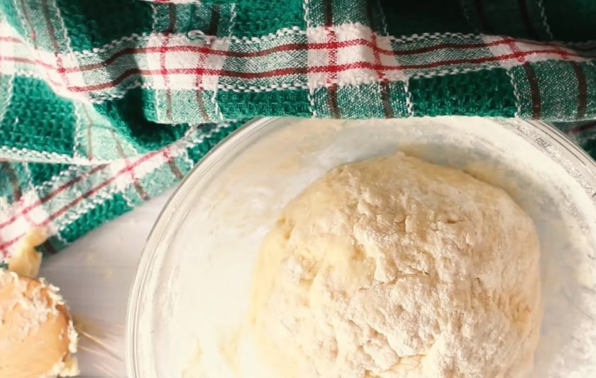 1. Этап. Пасхальные булочки Кролики: 2. Небольшими порциями добавьте просеянную муку и замесите мягкое тесто. Накройте его полотенцем и оставьте в теплом месте на полчаса.