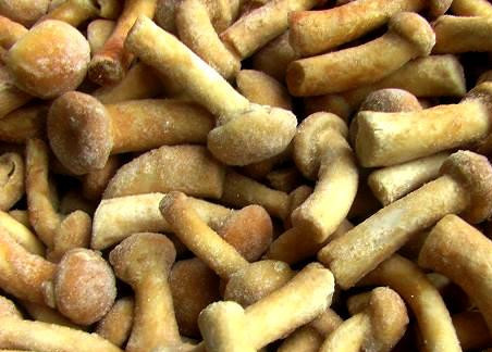 1. Этап. Маринованные опята в мультиварке: Итак, открываем замороженные грибы и выкладываем их, не размораживая, в чашу мультивакри.