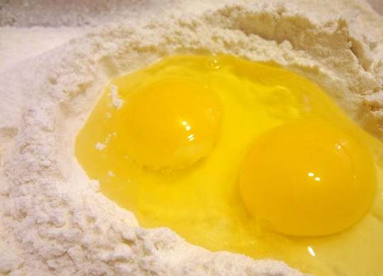 1. Этап. Пампушки: 2. Около 250 грамм муки просейте в миску, добавьте в центр яйца и соль.