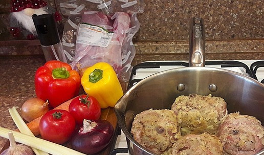 1. Этап. Оссобуко из индейки к Новогоднему столу: Обжарить голяшки в сотейнике на масле со всех сторон до золотистой корочки. Подготовить овощи для соуса - помыть, обсушить