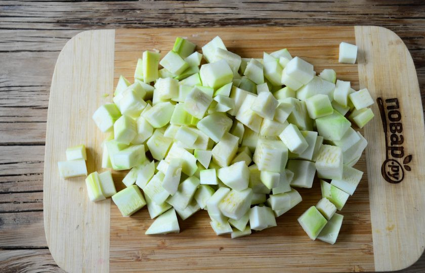 1. Этап. Салат из помидоров и кабачков на зиму: Кабачки порежьте некрупным кубиком.