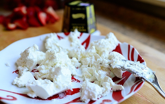 1. Этап. Курица с клубникой в лаваше: 5. Измельчите брынзу (кубиками).