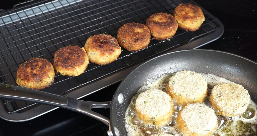 1. Этап. Куринные котлеты: Обжаривайте котлетки на разогретой с маслом сковороде до хрустящей корочки с обеих сторон. После обжаривания переложите котлетки на решетку.