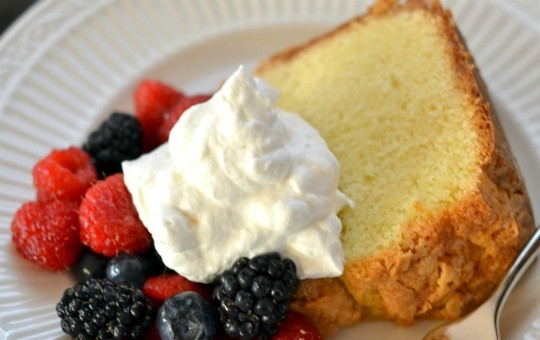 1. Этап. Сметанный корж: Подайте порционные кусочки сметанного коржа со свежими ягодами и взбитыми сливками.