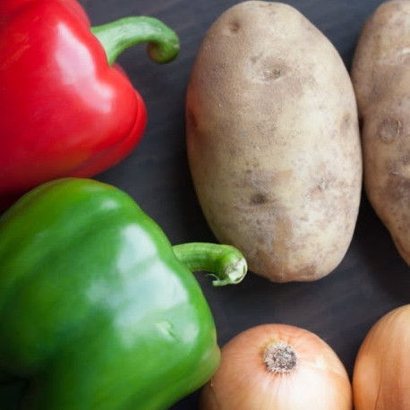 1. Этап. Гуляш из говядины: 1. Приготовьте картофель, болгарский перец и лук. Болгарский перец должен быть разных цветов - нам надо больше ярких красок! Хотя можно использовать и одного цвета.