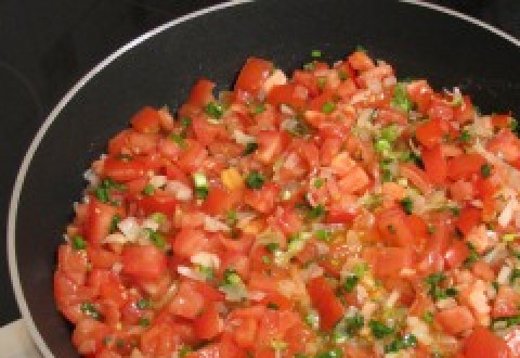 1. Этап. Лазанья с сыром и ветчиной: На сковороде разогрейте масло обжарьте лук и чеснок до прозрачности и добавьте помидоры с зеленью. Добавьте специи, тушите 15 минут.