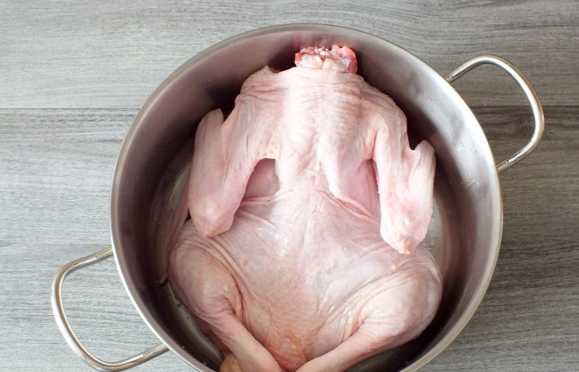 1. Этап. Утка горячего копчения в домашних условиях: Натрите утку солью со всех сторон. Выложите в кастрюлю и уберите в прохладное место на сутки.