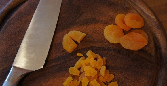 1. Этап. Каша из кураги: 2. Воду слейте. Курагу просушите на бумажном полотенце. Порежьте ее небольшими кубиками.