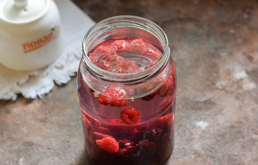 1. Этап. Компот из ежевики и малины на зиму: Верните компот в банку.