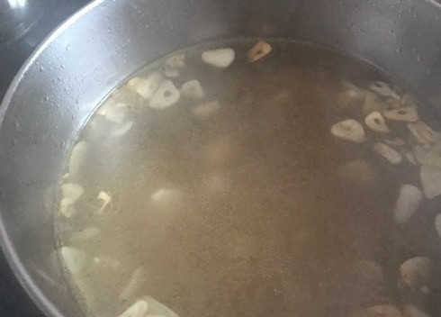 1. Этап. Яичный суп из Андалусии: 4. Когда хлеб обжарится, вынимаем его и возвращаем в кастрюлю чеснок. Из первой кастрюли процеживаем бульон в кастрюлю с чесноком. Солим по вкусу. Варим 10 минут.