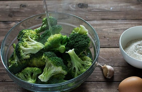 1. Этап. Оладьи из брокколи в духовке: 2. Капусту хорошо промываем проточной водой и затем разбираем на соцветия. Удаляем лишние листочки и срезаем грубые стебли.