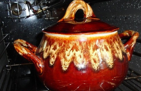 1. Этап. Куриный суп в горшочке: 6. В заключение заливаем содержимое горшочка кипятком, накрываем крышкой и отправляем в духовку. Для приготовления куриного супа в горшочке вместо духовки можно также использовать микроволновку. Готовится супчик 40 минут.