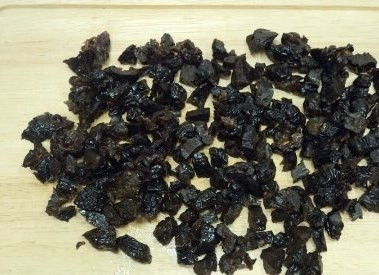 1. Этап. Салат с курицей и черносливом слоеный: Чернослив заливаем кипятком и оставляем минут на 5-10. Время замачивания зависит от качества чернослива. Затем чернослив нарезаем небольшими кусочками.