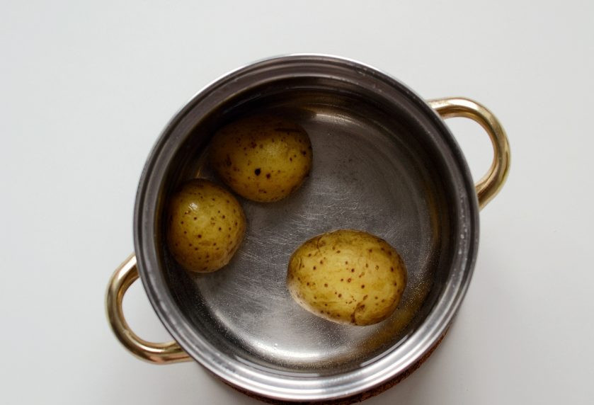 1. Этап. Салат с капустой и нутом: Картофель отварите в мундире.