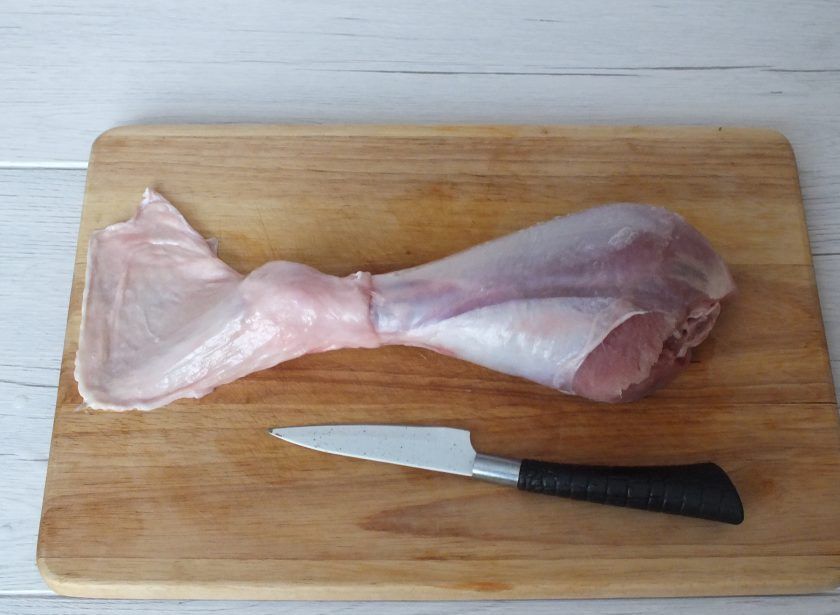 1. Этап. Фаршированная голень индейки в духовке: Голень индейки вымойте и промокните бумажным полотенцем. Отсоедините кожу с голени с помощью острого, маленького ножа и снимите ее в противоположную сторону.